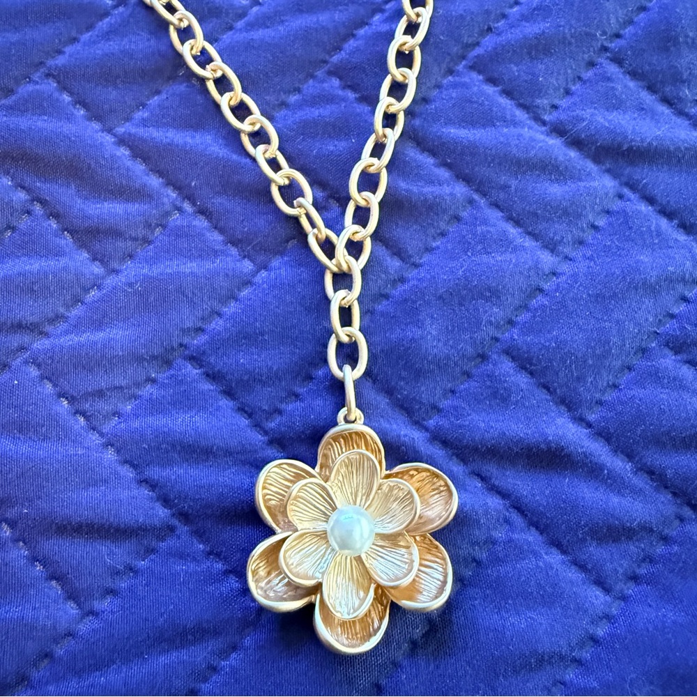 Matte Gold Flower & Pearl Pendant Necklace